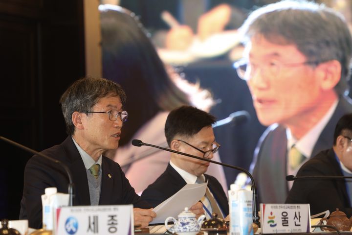 [울산=뉴시스] 구미현 기자 = 천창수 울산교육감이 20일 경남 통영에서 열린 '제105회 전국시도교육감협의회 총회'에서 울산시교육청이 제출한 안건에 대해 설명하고있다. (사진=울산시교육청 제공) 2025.11.20. photo@newsis.com *재판매 및 DB 금지