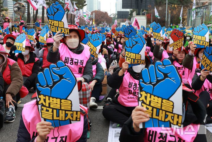 [서울=뉴시스] 고승민 기자 = 학교비정규직연대회의 등 노조원들이 20일 서울 여의도 국회 앞에서 열린 학교비정규직 노동자 1차 총파업대회에서 구호를 외치고 있다. 2025.11.20. kkssmm99@newsis.com