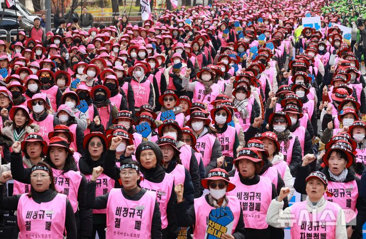 [서울=뉴시스] 고승민 기자 = 학교비정규직연대회의 등 노조원들이 20일 서울 여의도 국회 앞에서 열린 학교비정규직 노동자 1차 총파업대회에서 구호를 외치고 있다. 2025.11.20. kkssmm99@newsis.com
