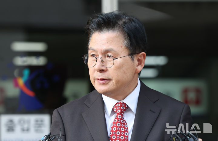 [서울=뉴시스] 황준선 기자 = 황교안 전 국무총리가 20일 오후 서울 양천구 서울남부지방법원에서 열린 국회 '패스트트랙 충돌' 사건 선고 기일을 마친 뒤 법정을 나서고 있다. 사건 당시 자유한국당 대표 였던 황 전 총리는 이날 벌금 1900만원을 선고 받았다. 2025.11.20. hwang@newsis.com