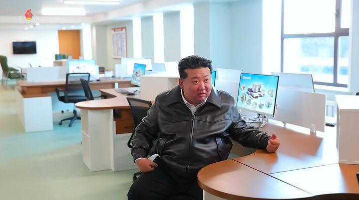 [서울=뉴시스] 김정은 북한 국무위원장이 지난 11월 19일 '지방발전 20×10 정책' 강동군병원 준공식에 참석했다고 북한 조선중앙TV가 20일 보도했다. 강동군병원은 지난 2월6일 착공식 이후 9개월 만에 준공했다. (사진=조선중앙TV 캡처) 2025.12.14. photo@newsis.com  *재판매 및 DB 금지