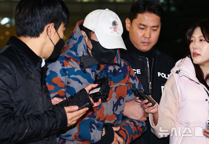 [서울=뉴시스] 최진석 기자 = 압수수색을 받던 중 도주했던 도이치모터스 주가조작 사건과 관련해 제3의 주포로 지목된 이 모씨가 지난 20일 서울 종로구 김건희 특검팀(특별검사 민중기)사무실로 압송되고 있다.김건희 특검은 그간 도주 중이었던 김건희 여사의 도이치모터스 주가조작 사건 관계인인 이씨를 추적하다 이날 체포했다. 2025.11.26. myjs@newsis.com