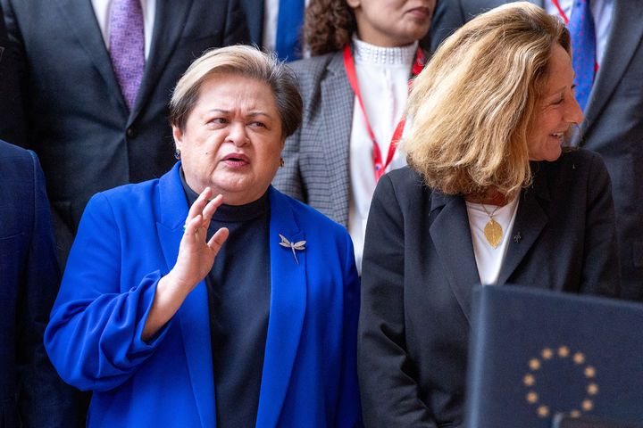 [브뤼셀=AP/뉴시스]마리아 테레사 라자로(왼쪽) 필리핀 외무장관이 지난해 11월 21일(현지 시간) 벨기에 브뤼셀 유럽이사회 건물에서 열린유럽연합(EU)·인도태평양 장관급 포럼에서 단체 사진을 촬영하고 있다. 2026.01.15.