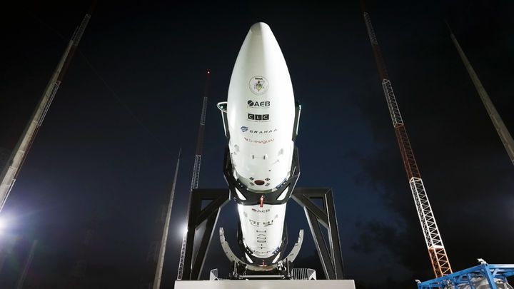 이노스페이스의 민간 상업 발사체 '한빛-나노' 발사체가 브라질 알칸타라 우주센터에서 18~19일(브라질 시간) 이틀간 수행된 발사 리허설(WDR) 절차 중 발사대에서 기립을 준비하고 있다. (사진=이노스페이스 제공) *재판매 및 DB 금지