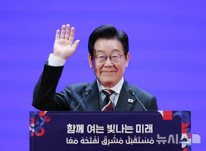 [카이로=뉴시스] 최동준 기자 = 이집트를 공식 방문 중인 이재명 대통령이 20일(현지 시간) 카이로대학교에서 '함께 여는 빛나는 미래'라는 주제로 연설하며 인사하고 있다. 2025.11.21. photocdj@newsis.com