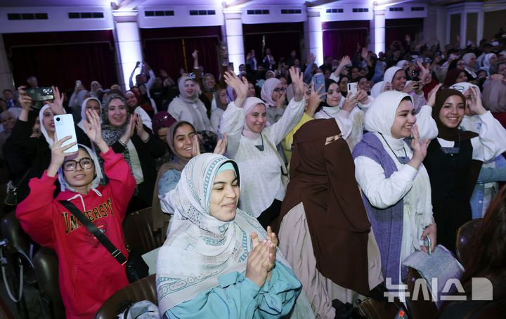 [카이로=뉴시스] 최동준 기자 = 카이로대학교 학생들이 20일(현지 시간) 이집트 카이로대학교에서 열린 이재명 대통령의 '함께 여는 빛나는 미래' 연설을 들으며 이 대통령에게 인사하고 있다. 2025.11.21. photocdj@newsis.com