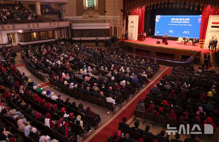 [카이로=뉴시스] 최동준 기자 = 이집트를 공식 방문 중인 이재명 대통령이 20일(현지 시간) 카이로대학교에서 '함께 여는 빛나는 미래'라는 주제로 연설하고 있다. 2025.11.21. photocdj@newsis.com