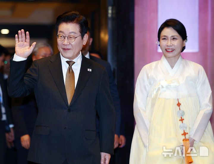 [카이로=뉴시스] 최동준 기자 = 이집트를 공식 방문 중인 이재명 대통령과 김혜경 여사가 20일(현지 시간) 카이로 한 호텔에서 열린 이집트 동포·지상사 간담회에 입장하고 있다. 2025.11.21. photocdj@newsis.com