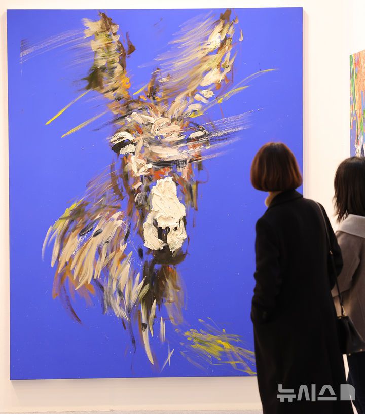 [인천=뉴시스] 전진환 기자 = 21일 오전 인천 연수구 송도컨벤시아에서 열린 인천아트쇼2025를 찾은 관람객들이 전시된 배우 박신양의 작품 '당나귀 13'을 감상하고 있다. 2025.11.21. amin2@newsis.com