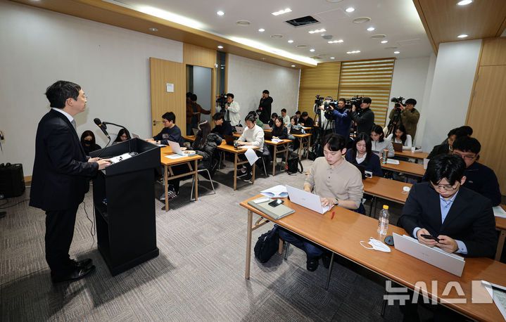 [서울=뉴시스] 김선웅 기자 = 채 상병 사건 외압 의혹을 수사하는 이명현 특별검사팀의 정민영 특검보가 21일 오전 서울 서초구 특검 사무실 브리핑룸에서 수사 결과를 발표하고 있다. (공동취재) 2025.11.21. photo@newsis.com