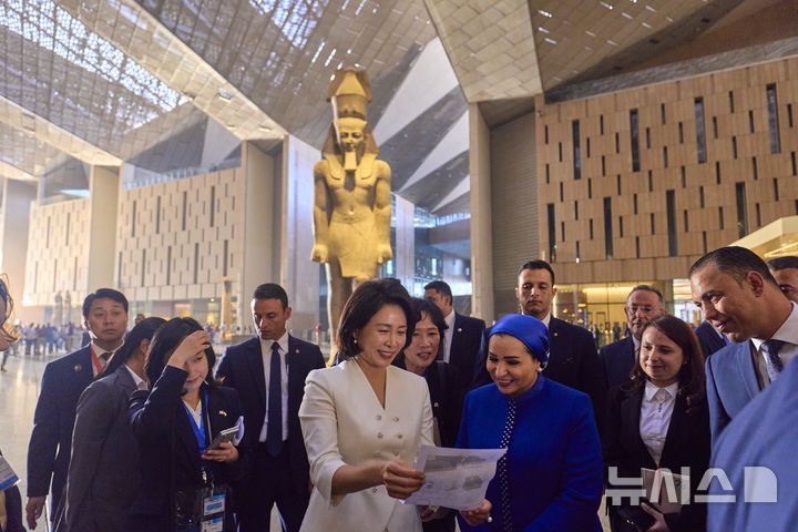 [카이로=뉴시스] 최동준 기자 = 김혜경 여사와 이집트 영부인 인테사르 엘시시 여사가 20일(현지 시간) 이집트 대박물관을 함께 방문해 자료를 보며 대화하고 있다. (공동취재) 2025.11.21. photocdj@newsis.com