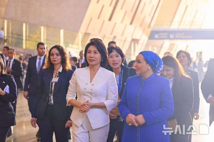 [카이로=뉴시스] 최동준 기자 = 김혜경 여사와 이집트 영부인 인테사르 엘시시 여사가 20일(현지 시간) 이집트 대박물관을 함께 방문해 대화하며 이동하고 있다. (공동취재) 2025.11.21. photocdj@newsis.com