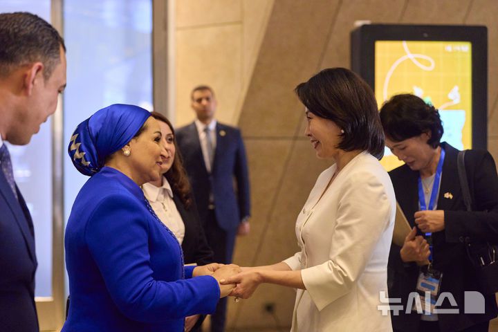 [카이로=뉴시스] 최동준 기자 = 김혜경 여사와 이집트 영부인 인테사르 엘시시 여사가 20일(현지 시간) 이집트 대박물관에서 만나 인사하고 있다. (공동취재) 2025.11.21. photocdj@newsis.com
