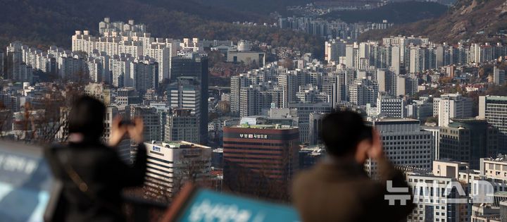 [서울=뉴시스] 김선웅 기자 = 10·15 주택시장 안정화 대책 시행 한 달 만에 서울과 수도권 아파트 매매가격 상승폭이 다시 확대됐다. 강남3구와 한강벨트의 집값 역시 오름폭을 키웠다.한국부동산원 11월 셋째 주 주간 아파트가격 동향 조사에 따르면, 지난 17일 기준 전국 아파트 매매가격은 전주(0.06%) 대비 0.01%포인트(p) 오른 0.07% 상승으로 나타났으며 서울은 0.17%에서 0.20%로 상승했다. 사진은 21일 서울 도심 아파트 단지의 모습. 2025.11.21. mangusta@newsis.com