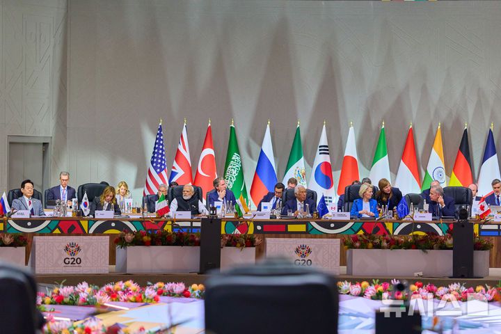 [요하네스버그=뉴시스] 최동준 기자 = 이재명 대통령이 22일(현지 시간) 남아프리카공화국 요하네스버그 엑스포 센터에서 열린 G20 정상회의에 참석해 있다. 왼쪽부터 이재명 대통령, 조르지아 멜로니 이탈리아 총리, 나렌드라 모디 인도 총리, 안토니우 코스타 유럽연합(EU) 정상회의 상임의장, 우르줄라 폰데어라이엔 유럽연합(EU) 집행위원장, 마크 카니 캐나다 총리. (공동취재) 2025.11.22. photocdj@newsis.com