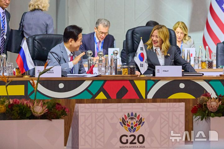 [요하네스버그=뉴시스] 최동준 기자 = 이재명 대통령이 22일(현지 시간) 남아프리카공화국 요하네스버그 엑스포 센터에서 열린 G20 정상회의에 참석해 조르지아 멜로니 이탈리아 총리와 대화를 나누고 있다. (공동취재) 2025.11.22. photocdj@newsis.com