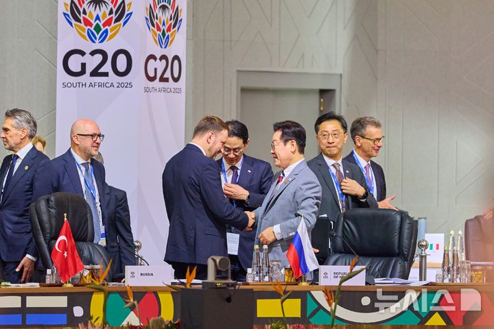 [요하네스버그=뉴시스] 최동준 기자 = 이재명 대통령이 22일(현지 시간) 남아프리카공화국 요하네스버그 엑스포 센터에서 열린 G20 정상회의에서 막심 오레쉬킨 러시아 대통령실 부비서실장과 악수를 하고 있다. (공동취재) 2025.11.22. photocdj@newsis.com