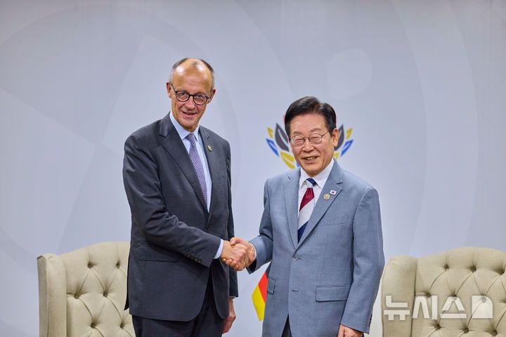 [요하네스버그=뉴시스] 최동준 기자 = 이재명 대통령과 프리드리히 메르츠 독일 총리가 22일(현지 시간) 남아프리카공화국 요하네스버그 엑스포 센터 양자회담장에서 한-독일 정상회담 기념촬영을 하고 있다. (공동취재) 2025.11.23. photocdj@newsis.com