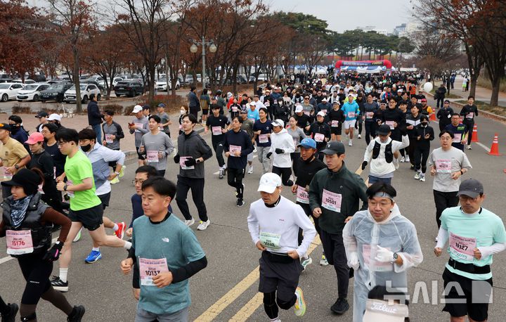 [서울=뉴시스] 홍효식 기자 = 23일 오전 서울 마포구 평화의공원 평화광장에서 열린 제10회 김대중 평화 마라톤 대회에서 참가자들이 힘차게 출발하고 있다. 2025.11.23. yesphoto@newsis.com