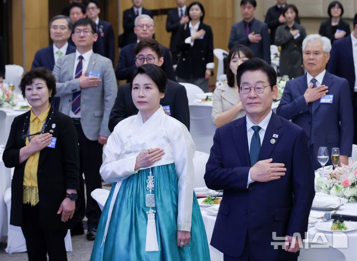 [요하네스버그=뉴시스] 최동준 기자 = 이재명 대통령과 김혜경 여사가 23일(현지 시간) 남아프리카공화국 요하네스버그 한 호텔에서 열린 동포 오찬 간담회에서 국민의례를 하고 있다. 2025.11.23. photocdj@newsis.com