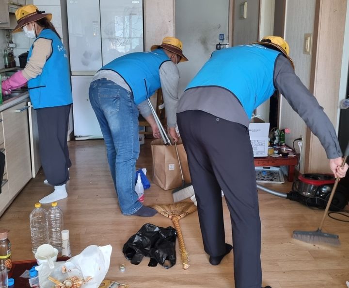 [양산=뉴시스] 흥뻑 땀 흘려 일하GO! 봉사단체가 관내 초등학교 자녀 2개 가정 마음담은 공부방 가정 청소를 하고 있다. (사진=양산교육지원청 제공) 2025.11.24. photo@newsis.com *재판매 및 DB 금지