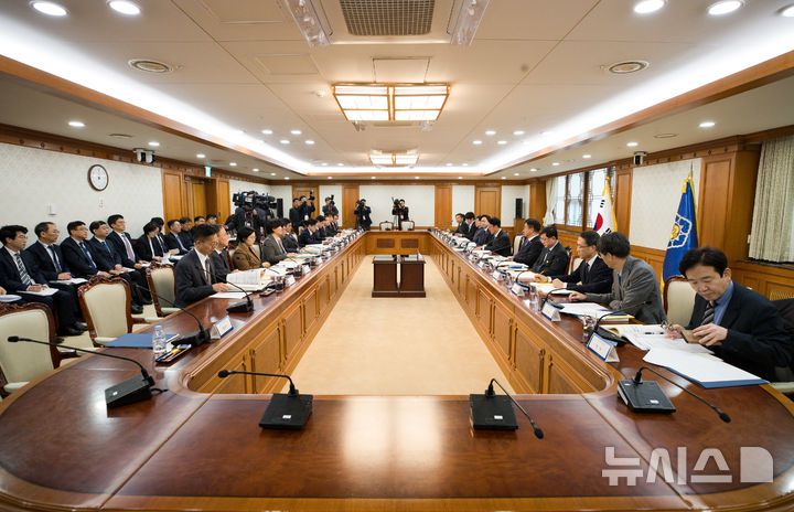 [서울=뉴시스]24일 오전 서울 종로구 정부서울청사 본관 대회의실에서 '제1회 과학기술관계장관회의'가 진행되고 있다.