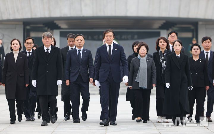 [서울=뉴시스] 황준선 기자 = 조국 조국혁신당 신임 당대표가 24일 오전 서울 동작구 국립서울현충원 현충탑을 참배한 뒤 이동하고 있다. 2025.11.24. hwang@newsis.com