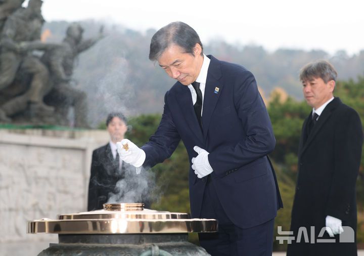 [서울=뉴시스] 황준선 기자 = 조국 조국혁신당 신임 당대표가 24일 오전 서울 동작구 국립서울현충원 현충탑에 분향하고 있다. 2025.11.24. hwang@newsis.com