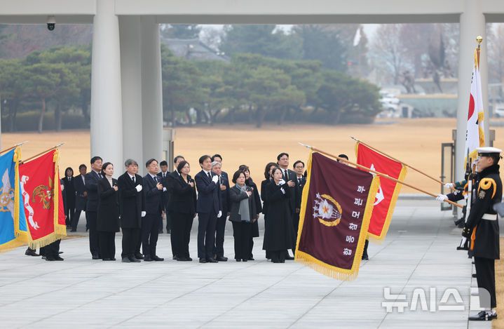 [서울=뉴시스] 황준선 기자 = 조국 조국혁신당 신임 당대표가 24일 오전 서울 동작구 국립서울현충원 현충탑을 참배하며 국기에 경례하고 있다. 2025.11.24. hwang@newsis.com