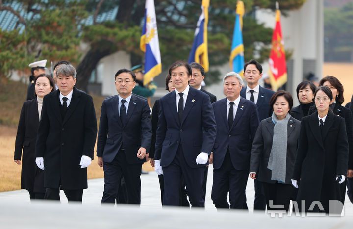 [서울=뉴시스] 황준선 기자 = 조국 조국혁신당 신임 당대표가 24일 오전 서울 동작구 국립서울현충원 현충탑을 참배하고 있다. 2025.11.24. hwang@newsis.com