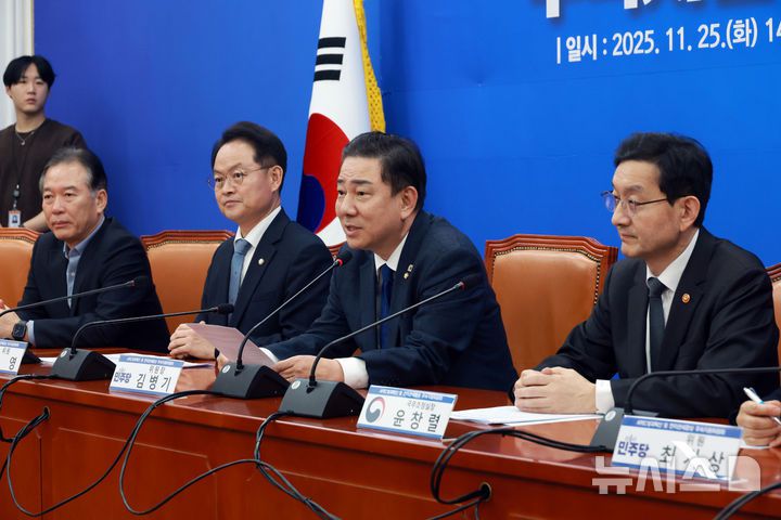 [서울=뉴시스] 고승민 기자 = 김병기 더불어민주당 원내대표가 지난 25일 서울 여의도 국회에서 열린 APEC 성과확산 및 한미관세협상 후속지원위원회 출범식에서 발언하고 있다. 2025.11.25. kkssmm99@newsis.com