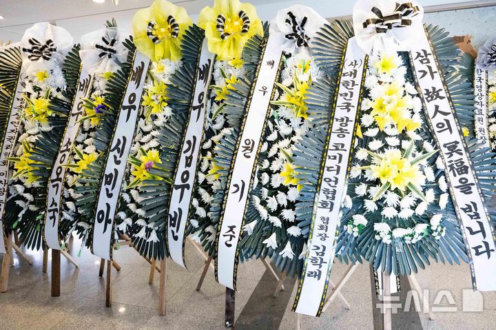 [서울=뉴시스] 사진공동취재단 = 25일 서울 송파구 풍납동 서울아산병원 장례식장에 마련된 배우 이순재의 빈소에 동료 및 후배 배우들이 보낸 근조화환이 세워져 있다. 2025.11.25. photo@newsis.com