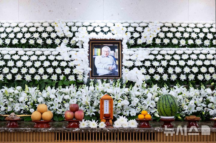 [서울=뉴시스] 사진공동취재단 = 25일 서울 송파구 풍납동 서울아산병원 장례식장에 배우 이순재의 빈소가 마련돼 있다. 2025.11.25. photo@newsis.com