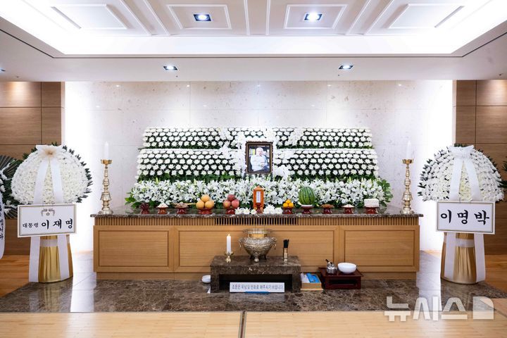 [서울=뉴시스] 사진공동취재단 = 25일 서울 송파구 풍납동 서울아산병원 장례식장에 마련된 배우 이순재의 빈소에 이재명 대통령과 이명박 전 대통령 명의의 근조화환이 놓여져 있다. 2025.11.25. photo@newsis.com