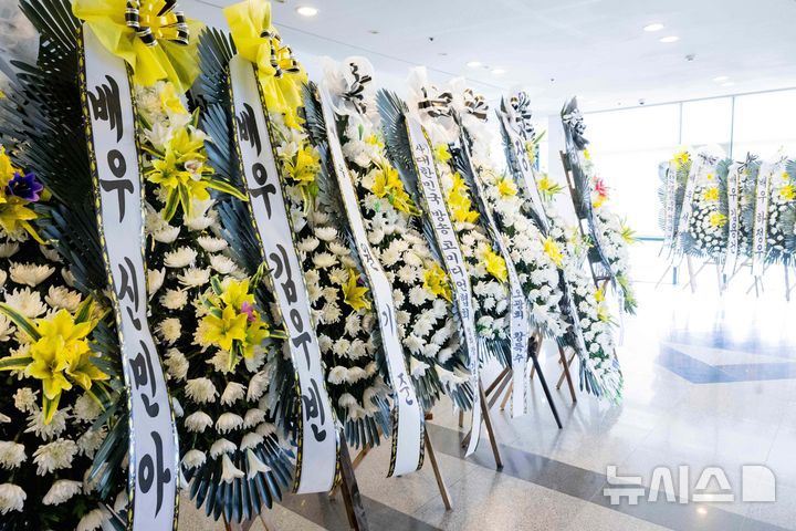 [서울=뉴시스] 사진공동취재단 = 25일 서울 송파구 풍납동 서울아산병원 장례식장에 마련된 배우 이순재의 빈소에 동료 및 후배 배우들이 보낸 근조화환이 세워져 있다. 2025.11.25. photo@newsis.com