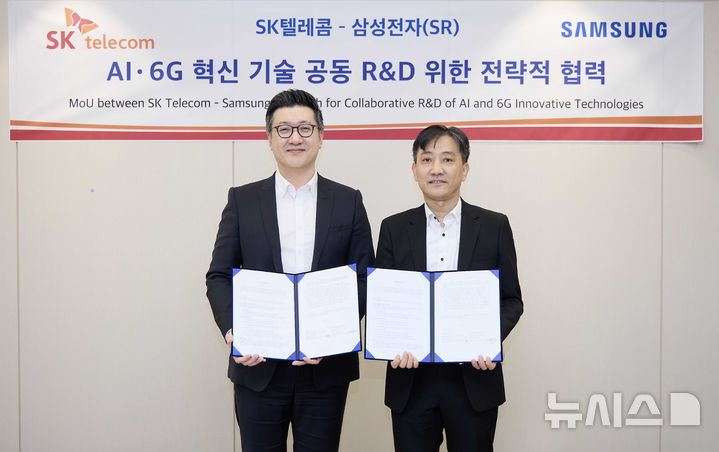 [서울=뉴시스]SK텔레콤은 삼성전자와 함께 6G 이동통신 기술 선도를 위한 업무협약(MOU)을 체결하고 인공지능 기반 무선접속망(AI-RAN) 공동 연구를 본격화한다고 17일 밝혔다. 사진은 류탁기 SK텔레콤 네트워크기술담당(왼쪽)과 정진국 삼성리서치 차세대통신연구센터장이 협약서 서명 후 기념사진을 촬영하는 모습. (사진=SK텔레콤 제공)