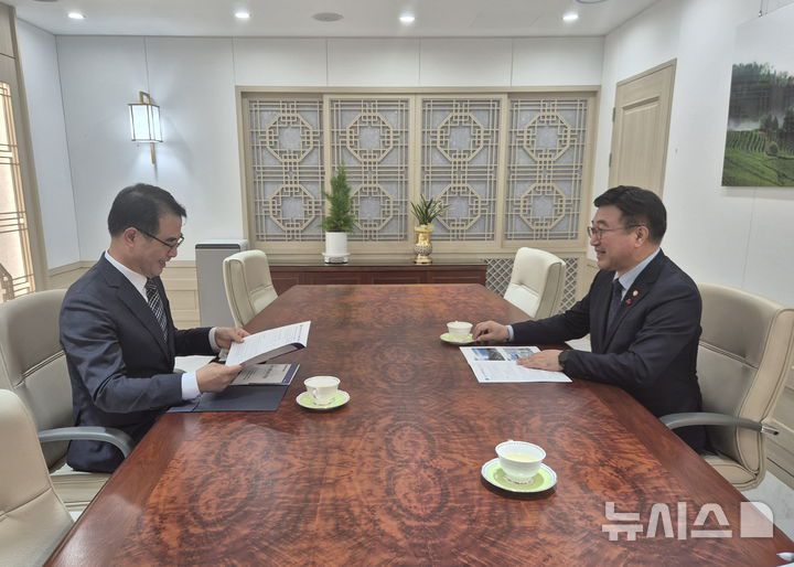 [남해=뉴시스] 차용현 기자 = 경남 남해군 장충남 군수가 지난 25일 서울 정부청사에서 윤호중 행안부장관과 만나 남해군 전략사업 추진 계획과 제도개선 방안을 논의하고 있다. 2025.11.26.(사진=남해군 제공)photo@newsis.com