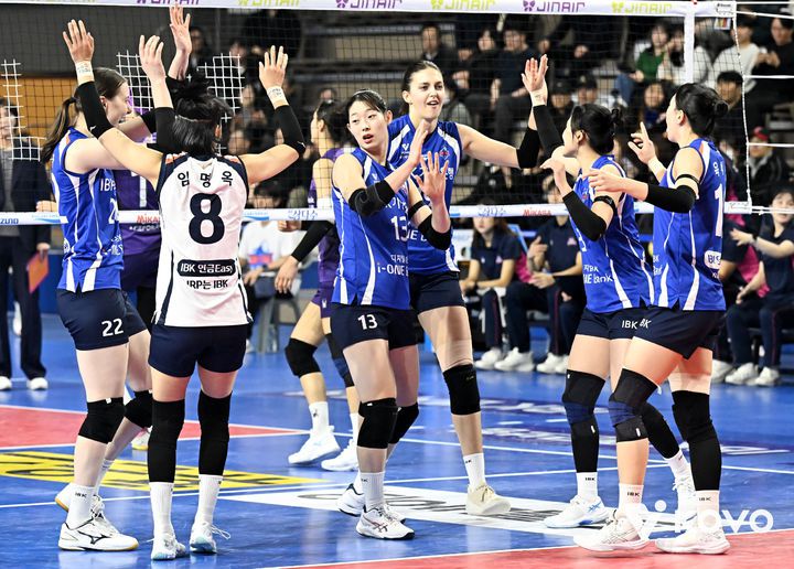 [서울=뉴시스] 여자배구 IBK기업은행 선수들이 26일 화성종합실내체육관에서 열린 진에어 2025~2026 V-리그 여자부 흥국생명과의 경기에서 득점에 성공한 뒤 기뻐하고 있다. (사진=KOVO 제공) 2025.11.26.