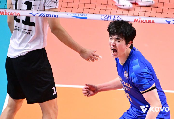 [서울=뉴시스] 남자배구 우리카드 김지한이 26일 서울 장충체육관에서 열린 진에어 2025~2026 V-리그 남자부 현대캐피탈과의 경기에서 득점에 성공한 뒤 환호하고 있다. (사진=KOVO 제공) 2025.11.26.