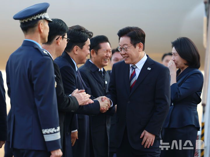[성남=뉴시스] 최동준 기자 = G20 정상회의 등 중동·아프리카 순방 일정을 마친 이재명 대통령이 26일 경기 성남공항에 도착해 강훈식 비서실장과 악수하고 있다. 2025.11.26. photocdj@newsis.com