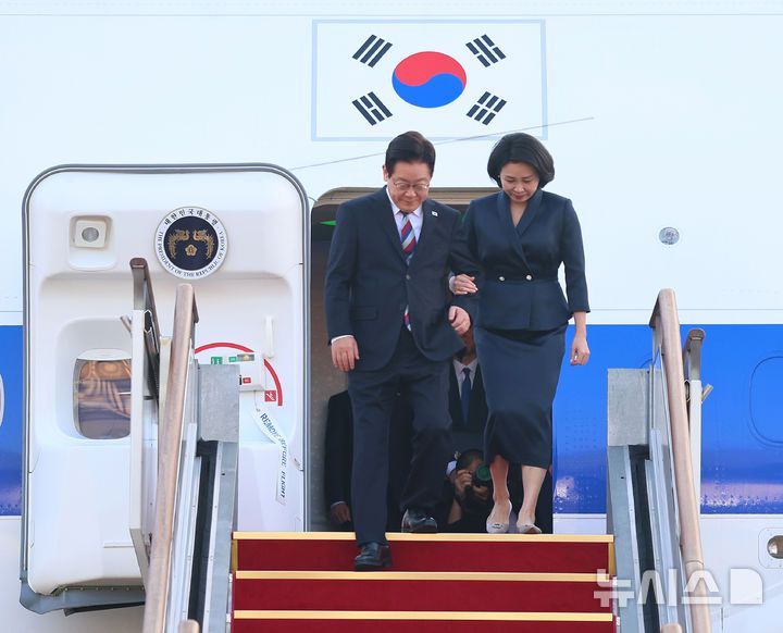 [성남=뉴시스] 최동준 기자 = G20 정상회의 등 중동·아프리카 순방 일정을 마친 이재명 대통령과 김혜경 여사가 26일 경기 성남공항에 도착해 공군1호기에서 내리고 있다. 2025.11.26. photocdj@newsis.com