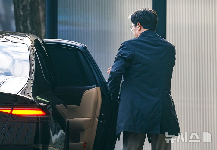 [과천=뉴시스] 정병혁 기자 = 오동운 고위공직자범죄수사처장이 26일 경기 과천시 정부과천청사 공수처로 출근하고 있다. 해병특검은 오동운 고위공직자범죄수사처장을 직무유기 혐의로 기소하는데 무게를 두고 검토 중이다. 2025.11.26. jhope@newsis.com