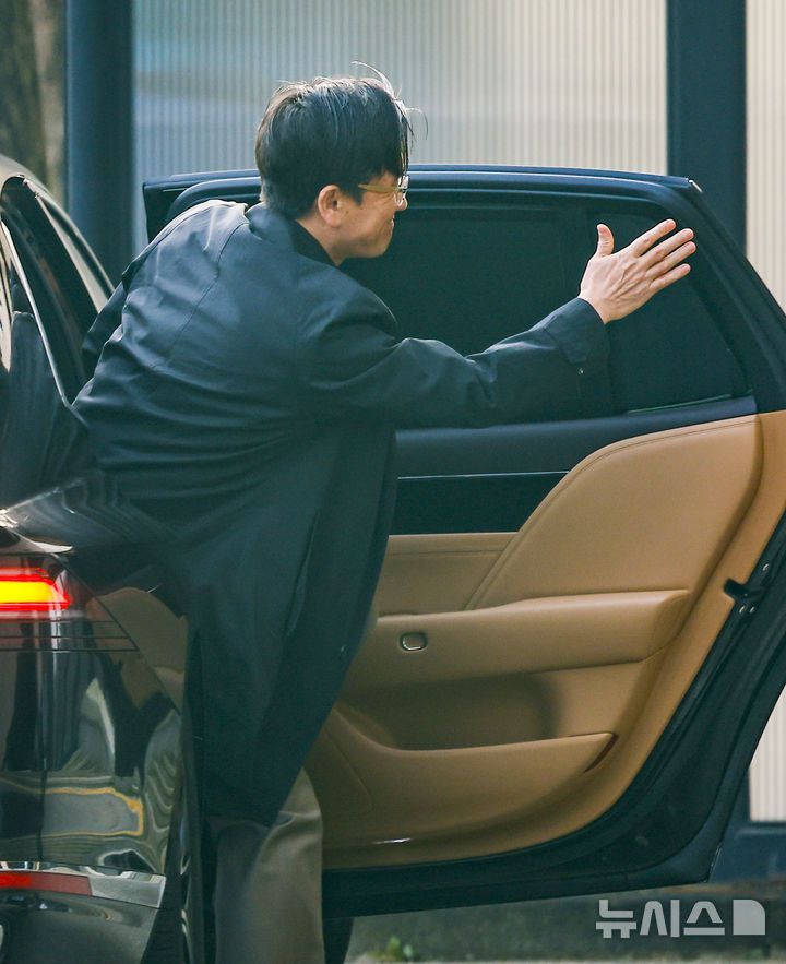 [과천=뉴시스] 정병혁 기자 = 오동운 고위공직자범죄수사처장이 26일 경기 과천시 정부과천청사 공수처로 출근하고 있다. 해병특검은 오동운 고위공직자범죄수사처장을 직무유기 혐의로 기소하는데 무게를 두고 검토 중이다. 2025.11.26. jhope@newsis.com