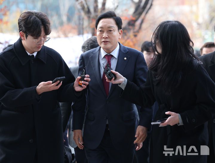 [서울=뉴시스] 김진아 기자 =  김선교 국민의힘 의원이 26일 서울 종로구 광화문 KT 빌딩에 마련된 김건희 특검(특별검사 민중기) 사무실에 양평 공흥지구 개발 특혜 의혹과 관련해 피의자 신분으로 출석하던 중 취재진의 질문에 답하고 있다. 2025.11.26. bluesoda@newsis.com