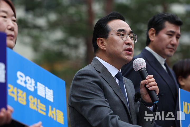 [서울=뉴시스] 김진아 기자 = 박홍근 더불어민주당 의원이 26일 서울 중구 서울시청 앞에서 내년 6월 3일 치러지는 서울시장 선거 출마 선언을 하고 있다.  2025.11.26. bluesoda@newsis.com