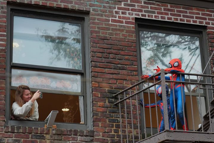 [뉴욕=AP/뉴시스] 26일(현지 시간) 미국 뉴욕에서 제99회 메이시스 추수감사절 퍼레이드 준비가 한창인 가운데 인근 건물에서 스파이더맨 복장을 한 어린이들이 포즈를 취하고 있다. 추수감사절 당일인 27일에 뉴욕 맨해튼 거리에서 '메이시스 퍼레이드'가 성대하게 펼쳐진다. 2025.11.27.