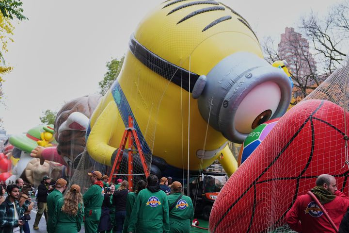 [뉴욕=AP/뉴시스] 26일(현지 시간) 미국 뉴욕에서 제99회 메이시스 추수감사절 퍼레이드를 앞두고 자원봉사자들이 미니언즈 풍선을 옮기고 있다. 추수감사절 당일인 27일에 뉴욕 맨해튼 거리에서 '메이시스 퍼레이드'가 성대하게 펼쳐진다. 2025.11.27.