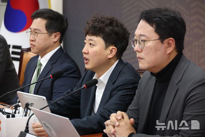 [서울=뉴시스] 조성봉 기자= 이준석 개혁신당 대표가 지난달 27일 오전 서울 여의도 국회에서 열린 최고위원회의에서 발언을 하고 있다. 2025.11.27. suncho21@newsis.com