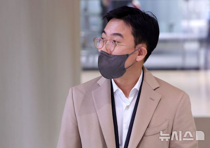 [서울=뉴시스] 홍효식 기자 = '김건희 집사 게이트' 사건의 키맨으로 지목된 조영탁 IMS모빌리티 대표가 지난달 27일 오전 서울 종로구 KT 광화문빌딩 웨스트에 마련된 김건희 여사 의혹을 수사하는 민중기 특별검사 사무실로 출석하고 있다. 2025.11.27. yesphoto@newsis.com