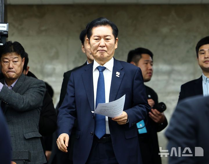 [서울=뉴시스] 김명년 기자 = 정청래 더불어민주당 대표가 지난 27일 오후 서울 여의도 국회에서 열린 의원총회에서 입장하고 있다. 2025.11.27. kmn@newsis.com